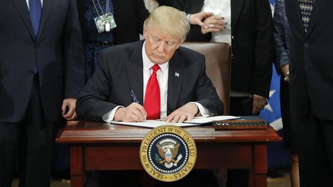 Donald Tramp AQSh prezidenti sifatida nimalar qilishga ulgurdi? Javob — bitta xatboshida