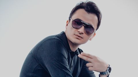 Ulug‘bek Rahmatullayevning “Qirmizi olma” qo‘shig‘ini eronlik xonanda o‘g‘irladi (video)