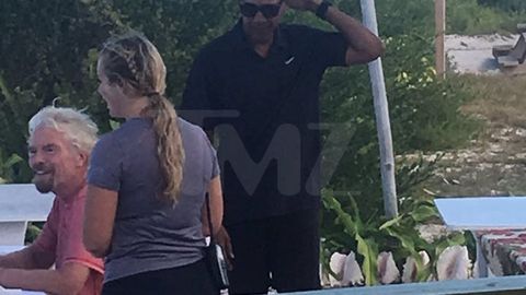 ОАВ: Обама Некер оролида миллиардер Ричард Брэнсон билан ҳордиқ чиқармоқда