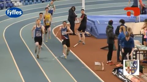 «Унга Ўргимчак-одам ҳужум қилди!»: Югурувчи узилиб кетган лента сабаб пойгада ютқазди