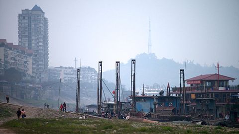 Xitoylik shifokor mamlakatda pulsiz va adashib qolgan rossiyalik sayyohlarni mehmonxonaga joylashtirdi