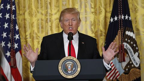 Трамп ўзини НАТО мухлиси деб атади, аммо альянс иштирокчиларидан ҳақларни тўлаб қўйишни талаб қилди