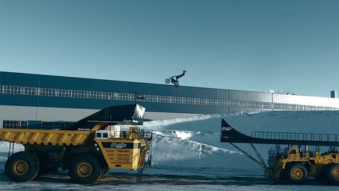 Россиялик мотоцикл билан юриб бораётган самосвалга сакраб, рекорд ўрнатди (видео)