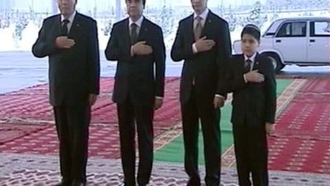 Гурбангули Бердимуҳамедов президентлик сайловида овоз бериш учун сайлов участкасига оиласи билан келди