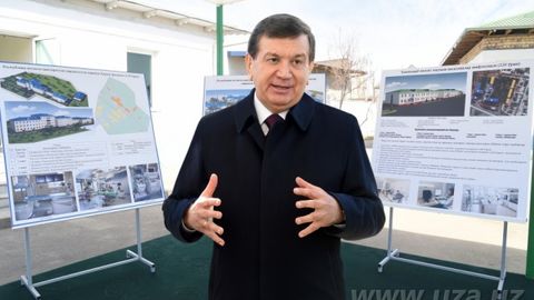 «Шифокор бемор келишини кутиши керак эмас, касалликнинг олдини олиши зарур». Шавкат Мирзиёев Қашқадарёдаги тиббиёт марказлари лойиҳалари билан танишди
