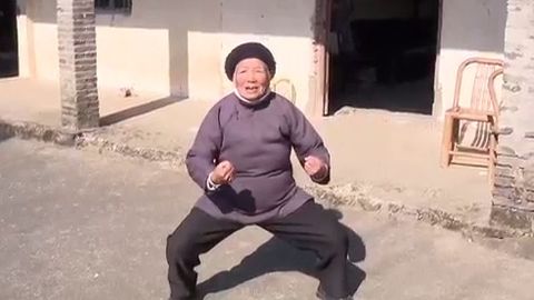«Кунг-фу буви»: Хитойлик 94 ёшли аёл ўз хатти-ҳаракатлари билан интернетда машҳур бўлиб кетди (видео)