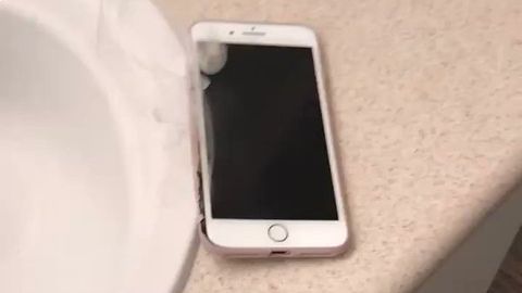 Америкалик аёлнинг iPhone 7 Plus смартфони портлаб кетди (видео)