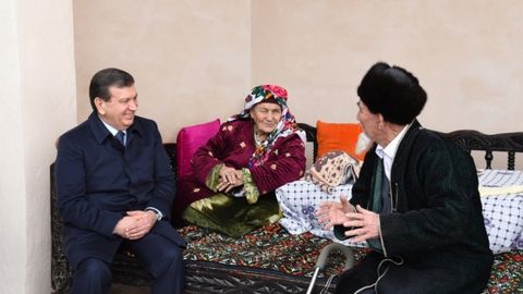 Кун фотоси: Шоди бобо, Саломат момо ва Ўзбекистон Президенти