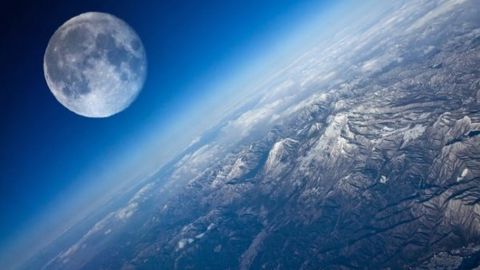 SpaceX 2018 йилда Ой атрофида сайёҳлик парвозини амалга оширишни режалаштирмоқда