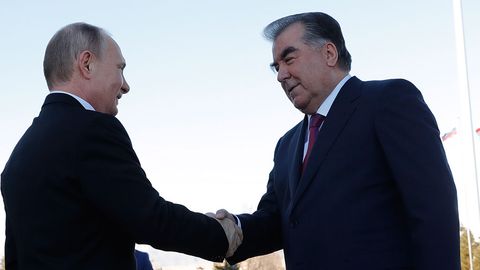 Putin Tojikiston prezidentini Aleksandr Nevskiy ordeni bilan taqdirladi