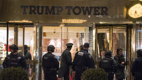 Нью-Йорк полиция бошқармаси раҳбари Trump Tower’ни қўриқлаш учун сарфланган 26 миллион долларни бюджетдан қоплаб беришни сўради
