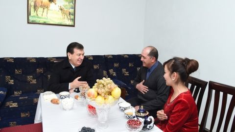 Kun fotosi: O‘zbekiston Prezidenti yakkayog‘ochlik Alisher Ahmedov xonadonida mehmon bo‘ldi