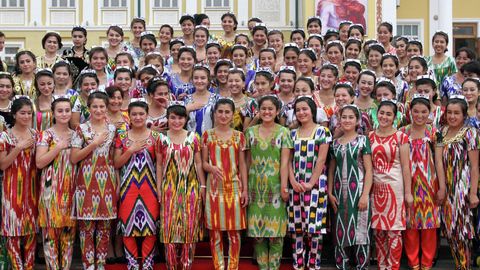 Тожикистонда Наврўз байрами арафасида ва байрам кунлари ўқув юртларига миллий либосда келиш тавсия этилди