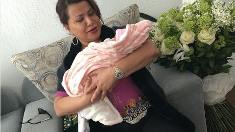 Foto: Yulduz Usmonova yangi tug‘ilgan qiz nabirasi bilan suratga tushdi