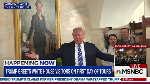 Трамп кутилмаганда Оқ уй меҳмонлари олдида пайдо бўлди