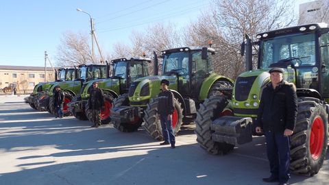 Qoraqalpog‘istondagi 5 ta fermer xo‘jaligiga yangi traktorlar topshirildi