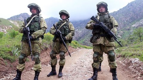 Россия ва Тожикистон ҳарбийлари биргаликдаги ўқув машқлари чоғида «террорчилар»ни йўқ қилди