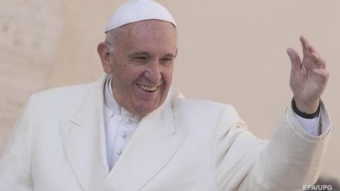 Ватиканда қизча Рим папасининг қалпоғини ечиб олди (видео)