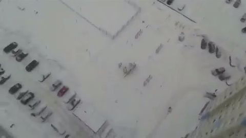 Permlik 5-sinf o‘quvchisi ijtimoiy tarmoqlarda layk yig‘ish uchun 25-qavat balkoni chetida yurdi (video)