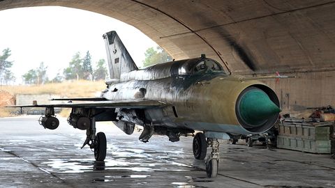 Туркия чегарасида ҳалокатга учраган Сурия самолёти учувчиси ҳаво кемаси уриб туширилганини маълум қилди