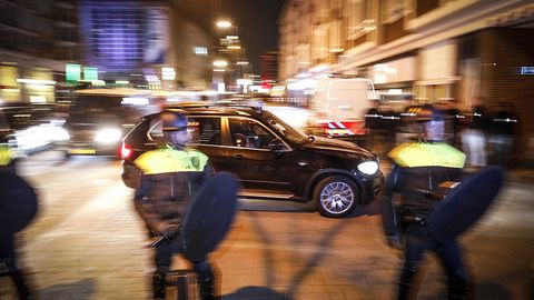 Niderlandiya politsiyasi Turkiyaning Rotterdamdagi konsulligi binosi oldida to‘plangan namoyishchilarni tarqatib yubordi