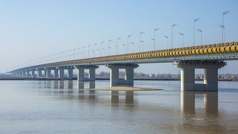 Shavkat Mirziyoyev va Gurbanguli Berdimuhamedov Turkmanobod — Farob avtomobil ko‘prigi orqali harakatlanishni boshlab berdi