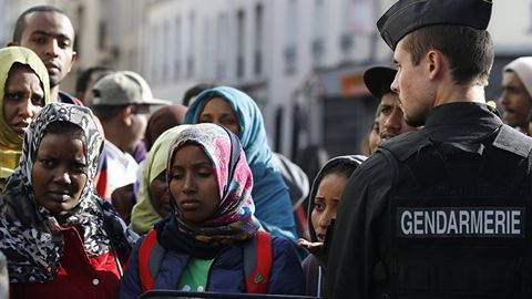 Fransiyalik deputat noqonuniy muhojirlar o‘rtasidagi nikohlarni man etishni taklif qildi