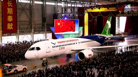 Экспертлар Хитойнинг C919 биринчи йўловчи самолёти парвозга тайёрлигини тасдиқлади