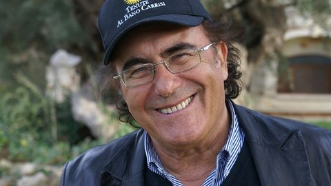 Ал Бано: Ислом Каримов қуёшли Ўзбекистондан эсдалик сифатида менга миллий зарбоф тўн совға қилганди