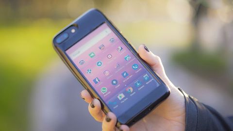 Video: iPhone uchun Android-smartfon o‘rnatilgan g‘ilof