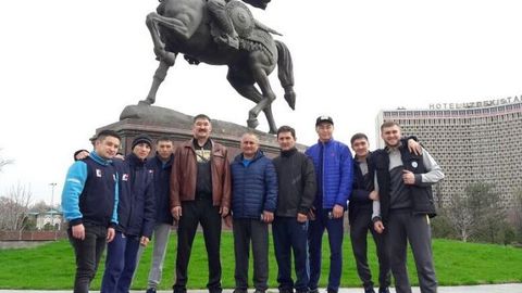 Uzbek Tigers рақиби Astana Arlans Амир Темур ҳайкали фонида расмга тушди