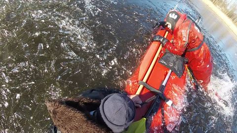 Estoniyalik qutqaruvchilar ko‘lga qulab tushgan baliqchini muz ostidan chiqarib oldi (video)