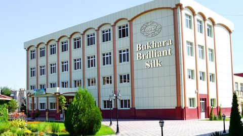 “Bunday korxonalarni ko‘paytirishimiz kerak”. Shavkat Mirziyoyev Buxoroda Xitoy bilan hamkorlikda tashkil etilgan qo‘shma korxona faoliyati bilan tanishdi