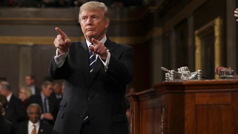 Трамп АҚШнинг жанубий чегарасидаги девор қурилиши тез орада бошланишини эълон қилди