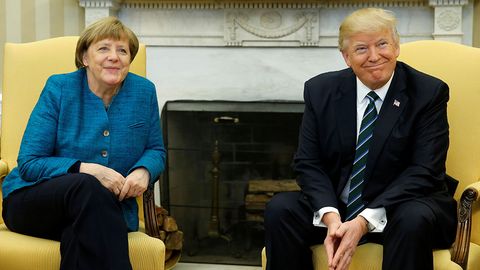 Оқ уй Дональд Трампнинг Меркелга қўл узатмаганининг сабабини маълум қилди
