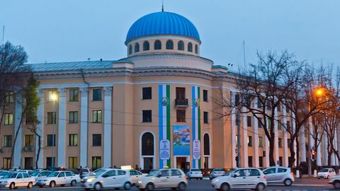 Ҳокимликлар ходимларининг лавозим маошларига узоқ муддат ишлаганлиги учун ҳар ойлик устама тўланади