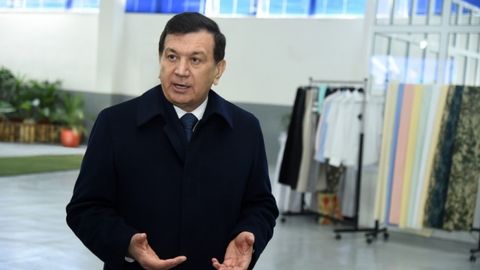 Shavkat Mirziyoyev Vobkent tibbiyot birlashmasidagi qurilish-ta’mirlash ishlarini borib ko‘rdi