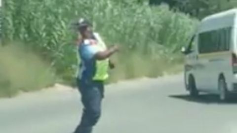 Janubiy afrikalik yo‘lni tartibga soluvchi xodimning raqsi internetda mashhur bo‘lib ketdi (video)