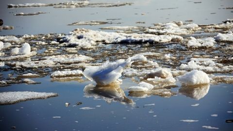 Astraxanlik maktab o‘quvchilari muzlagan daryo irmog‘idan cho‘kayotgan bolalarni qutqardi