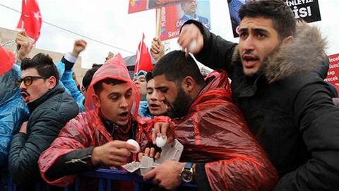 Туркияда Эрдўғонга суиқасд уюштиришда айбланаётганларга тухумлар улоқтиришди