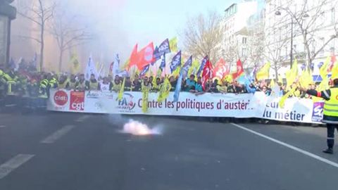 Minglab fransuz o‘t o‘chiruvchilari Parijda namoyish o‘tkazmoqda