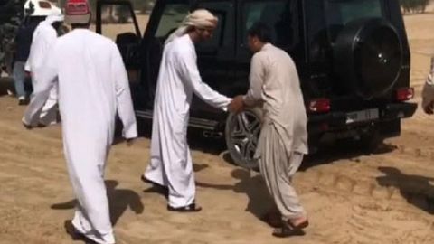 Дубай шаҳзодаси ўз Gelandewagen’ида саҳрода ботиб қолган юк машинасини тортиб чиқарди (видео)