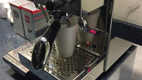 Tom Xenks Oq uy jurnalistlariga qahva qaynatgich sovg‘a qildi