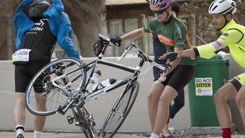 Keyptaundagi kuchli shamol velopoyganing 40 yilda ilk marta bekor qilinishiga sabab bo‘ldi (video)