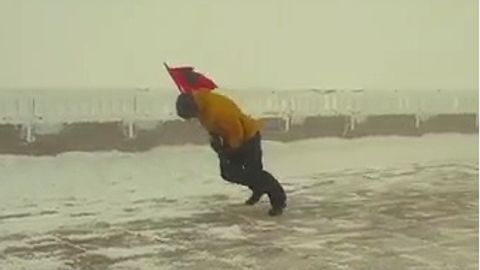 Video: Bayroq o‘rnatish uchun kuchli shamol bilan kurashayotgan meteorolog