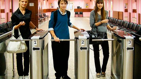 Sirdaryoda o‘quvchilarni nazorat qilish maqsadida barcha kollejlarga infraqizil aniqlagichli turniketlar o‘rnatilmoqda