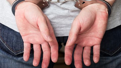 Yangiyo‘lda uch kishi bir fuqaroning ikkita telefonini olib qochdi