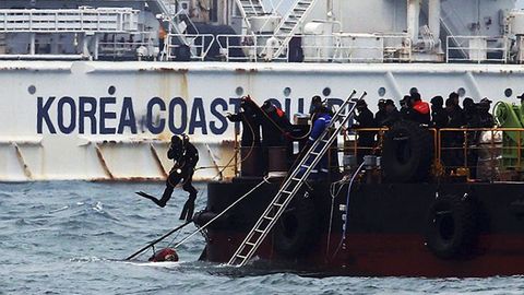 Uch yil avval cho‘kib ketgan “Sevol” paromi ilk bor suv yuzasiga chiqarildi