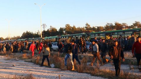 ОАВ: Идлибдаги шиа қишлоқларидан 5 мингдан ортиқ аҳоли Алеппога эвакуация қилинди