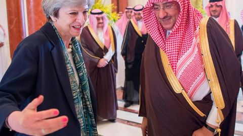 Тереза Мэй Саудия Арабистонига ташриф чоғида рўмол ўрашдан бош тортди